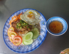 Cơm tấm Sườn Đặc Biệt
Bao gồm: Sườn + Chả + Ốp-la + Chả, cà chua, dưa leo, đồ chua, nước mắm mặn ngọt 