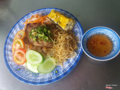 Cơm tấm Sườn Bì Chả
Bao gồm: Sườn + Chả,+ Bì, cà chua, dưa leo, đồ chua, nước mắm mặn ngọt 