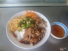 Bún Thịt Nướng 
Bao gồm các loại rau trộn lẫn với thịt sườn nướng, dưa leo, bì, đậu phộng. 