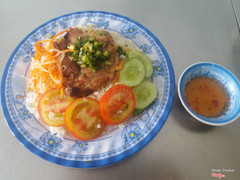 Cơm tấm Sườn
Bao gồm: Sườn, cà chua, dưa leo, đồ chua, nước mắm mặn ngọt 