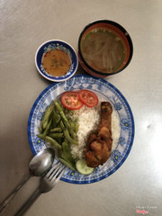 Cơm Trưa - Đùi Gà Chiên
Bao Gồm: Đùi Gà, đồ xào, canh