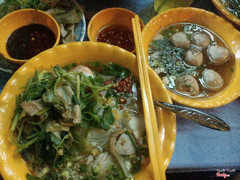 Hủ tiếu thập cẩm - súp bò viên