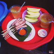 ngon lắm mà nem lụi cũng rẻ nữa xoài ngọt giòn dễ ăn và nhất là thích không gian ấm cúng vỉa hè ở đây