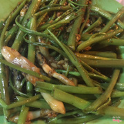 Móng tay xào rau muống