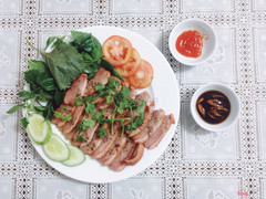 Một món đặc sản khác. Hình như là ức vịt xông khói