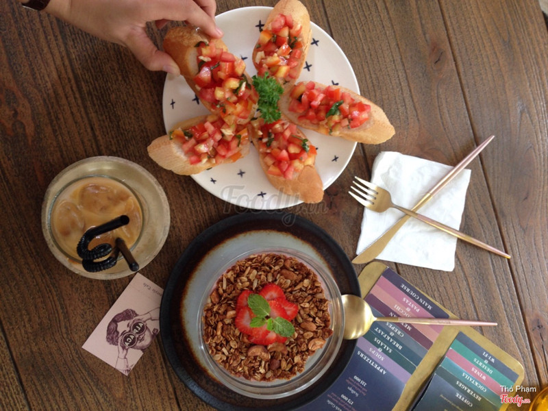 Bánh mì + granola + cafe sữa