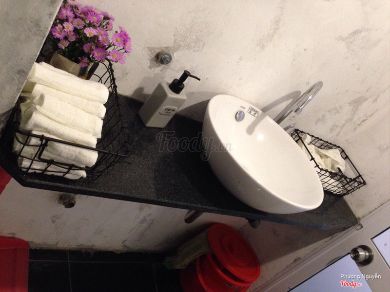 Toilet rất sạch sẽ, có sẵn khăn sạch để lau tay