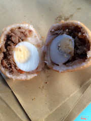 Nguyên cái trứng cút- nhân gồm thịt, cà rốt , v.v.... Ăn ko bị ngán