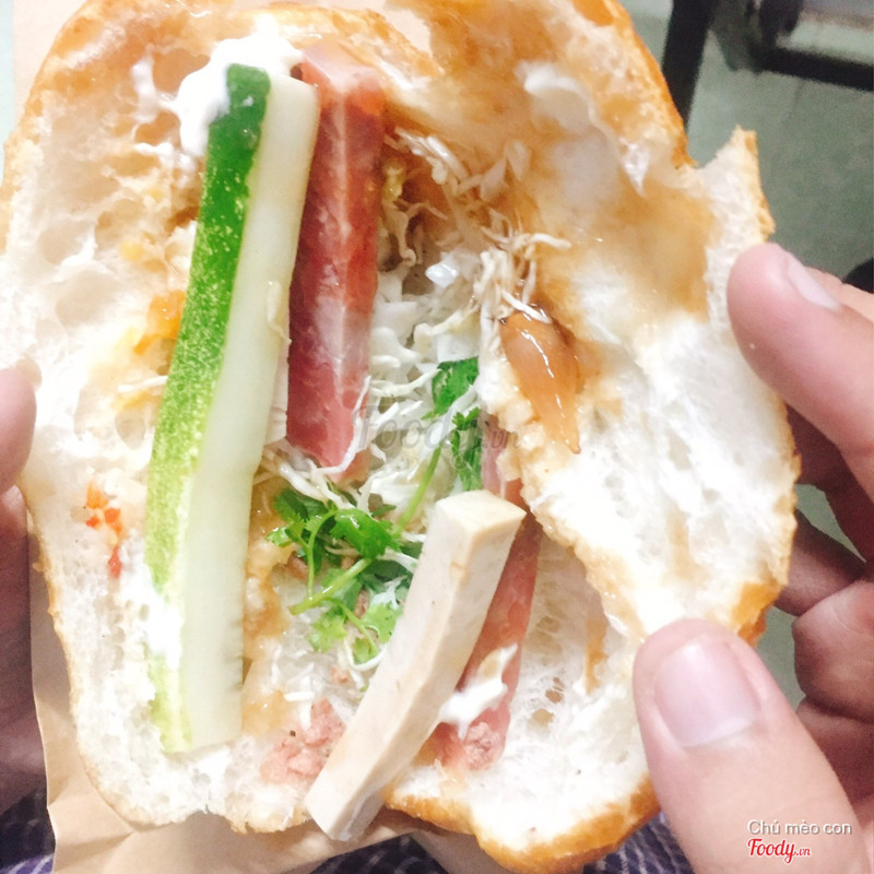 Bánh mì pate chả lụa