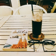 Cafe đen đá không đường. Một mình. Hai ly. Thói quen vẫn vậy.