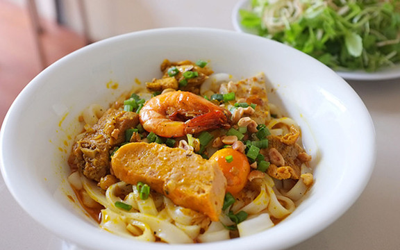 Bà Bốn - Mì Quảng & Bún Bò