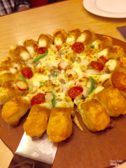 Pizza mới, 3 loại phô mai, nhân cua, ăn rất ngon, ngậy ngậy thơm vị phô mai. 