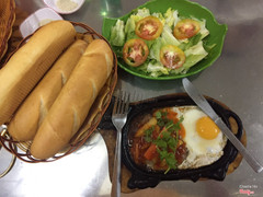 Bò bít tết - Bánh mì - Xà lách