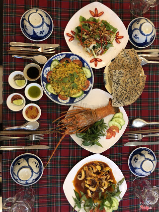 Combo 4: Tôm Hùm Nướng Bơ Tỏi + Gỏi ốc mè + Bạch tuộc xốc tỏi + Cơm chiên hải sản + 2 nước ngọt = tổng cộng chỉ 496 K ; đủ cho 2 người no nê và thưởng thức nhé các bạn !!!