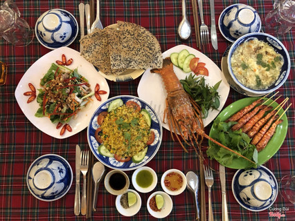 Combo 5: Tôm Hùm Nướng Bơ Tỏi + Súp Cua + Gỏi ốc mè + Tôm nướng muối ớt + Cơm chiên hải sản + 2 nước ngọt = tổng cộng chỉ 586 K ; phần ăn tuyệt vời đủ cho 2 hoặc 3 người ! Thật tuyệt vời với tôm hùm tươi ngon ! Còn chờ gì nữa !