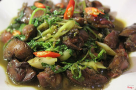 LÒNG GÀ XÀO LÁ É