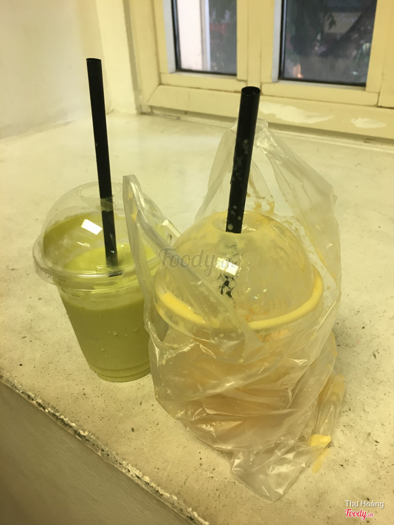 Mỗi cốc đều có túi nilong riêng nha. Cốc xoài là do bạn mình cầm lên bị đổ thôi nên không có bỏ túi ra chụp được