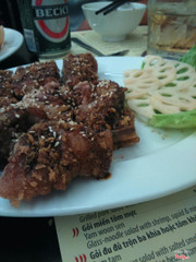 Vịt quay sốt gừng. Da vịt có bột chiên nên giòn và ngon quá trời luôn!