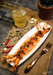 Tôm kết hợp với sốt đặc biệt, tạo cảm giác ấn tượng