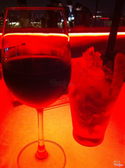 Này là sau khi ăn xong mình xuống bar chơi, mình order red wine. Bạn mình uống gì thì mình quên rồi. Giá khá ok, 2 ly vậy là tầm 400k