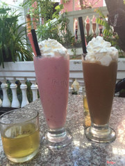 smoothie dâu + socola đá xay