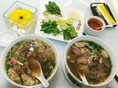 Phở có nước vô cùng đậm đà. Có rất nhièu loại gia vị ăn kem nhưng mình chỉ thích tương ớt thui :)) ngoài ra rau ăn kèm cũng rất nhiều loại. Thịt mềm dai ngon xịn xịn )) có cả giò bò nữa thì phải. Quán sạch sẽ đẹp, phục vụ chu đáo. Không có gì để chê quán này cả ❤️❤️❤️