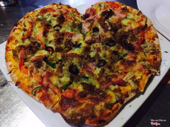 Pizza ở đây nói chung cũng tạm tạm. Vỏ bánh quá khô, phoma ít. Đế bánh hơi dày lại không đặc nên bị tách giữa nhân và vỏ bánh.