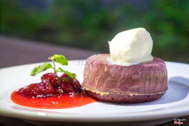Melted Red velvet chocolate cake with strawberry compote - bánh Revelvet lava chocolate chảy và sốt dâu tươi