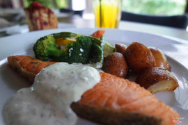 Grilled Salmon - cá hồi nướng phủ sốt kem kèm rau củ xào và khoai tây nướng