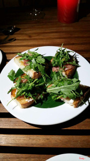 Gorgonzola crostini with prosciutto - bánh mì nướng phết blue cheese và hams