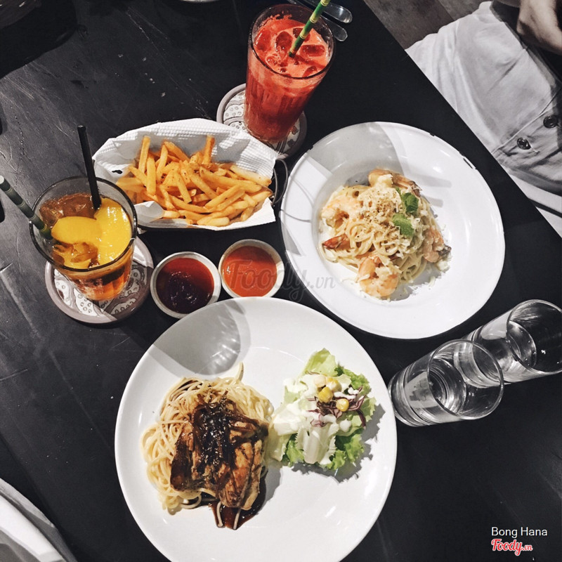 Mì ý gà nướng sốt teriyaki - Mì ý tôm sốt kem - khoai tây chiên - trà đào và ép dưa hấu 