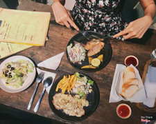 Salad theo mùa + bò sốt kem nấm + cá nướng sốt bơ tỏi