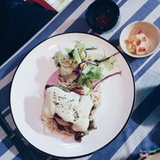 Gà đút lò ă kèm sốt phô mai và mì ý