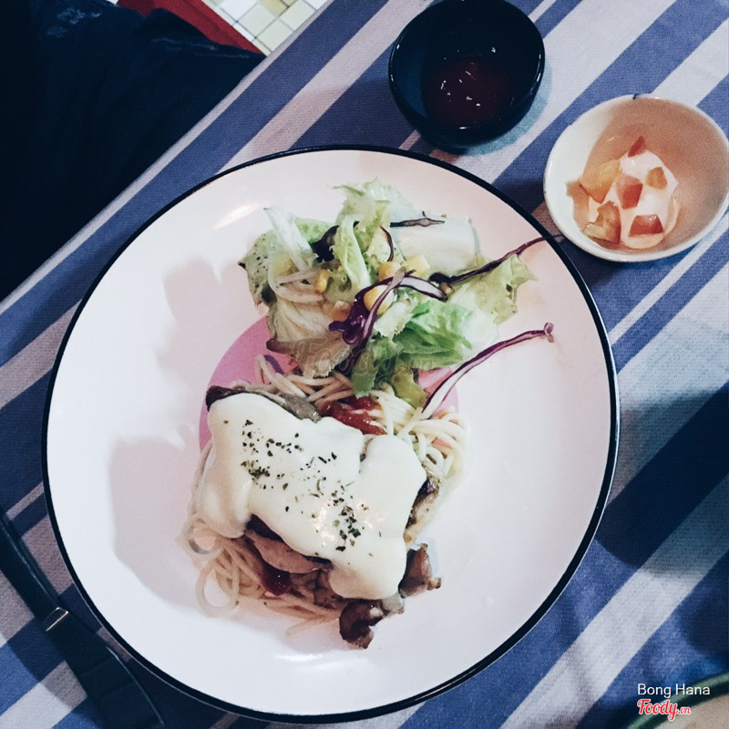 Gà đút lò ă kèm sốt phô mai và mì ý