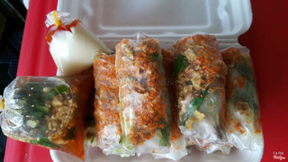 Hnay quán có món trúng cuộn sốt me nhé