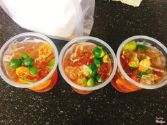 Trứng cuộn chấm sốt me tại quán , trà tắc , trà vải 