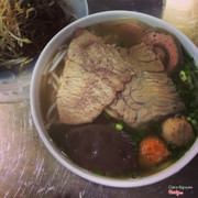 Có 3 loại bát cho các bạn lượng sức mình ăn nè 30-40-50k ))) theo mình thấy thì bát 30k đã cực đầy đủ và no nê rùi ý 😘😘😘 chỗ ngồi ở đây thì thoải mái rùi mà chất lượng cũng miễn chê 😝 vì gần nhà mình nên mình ăn ở cực thường xuyên ý 