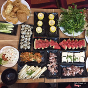 Buffet đa dạng. Hải sản, bò, salat, dưa hấu có đủ.