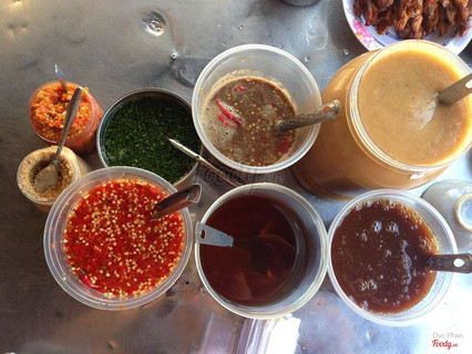 Giới thiệu sơ về nước chấm ngon tét rúng, linh hồn của mỗi món ăn. 1. Nước tương đâu. Đâu phộng say nhuyễn, sệt sệt vị béo béo ăn với lụi ram dòn dòn nóng nóng là số dách luôn. 2. Nước tương me. Nước me sệt sệt chua chua, trộn chung với nước tương đậu để chấm với lụi là đúng bài luôn. Ngoài ra còn có... - Mắm nêm.  - Nước mắm. - Dầu hẹ, đậu phông rang xay nhuyễn. Tất cả để ăn với bánh bèo và bánh gói. Thêm hủ ớt, muốn ăn bao nhiêu thì bỏ bấy nhiêu, thách mọi độ cay.😋😋😋