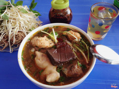 Bún bò đầy đủ