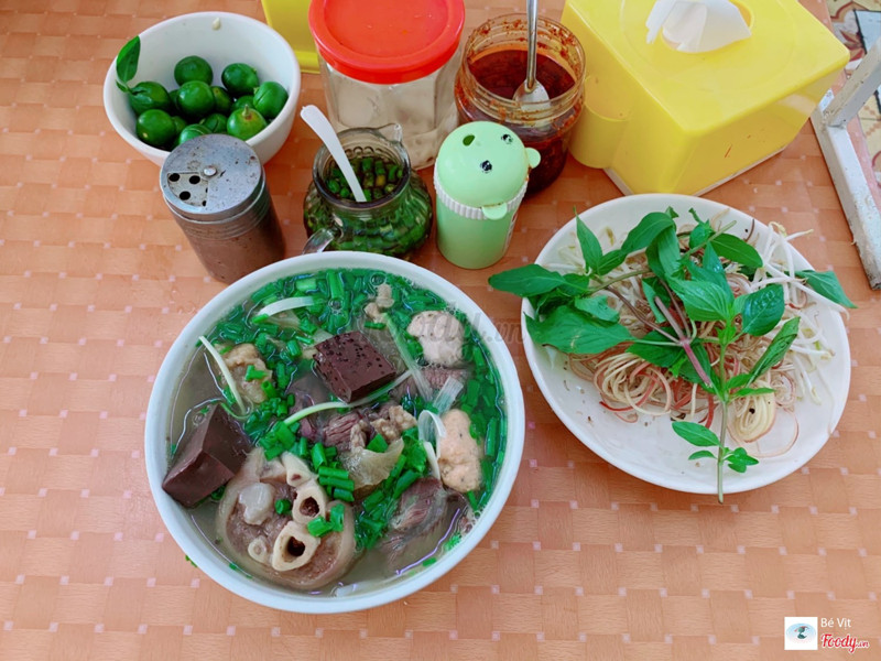 Bún bò Huế thập cẩm (đầy đủ)