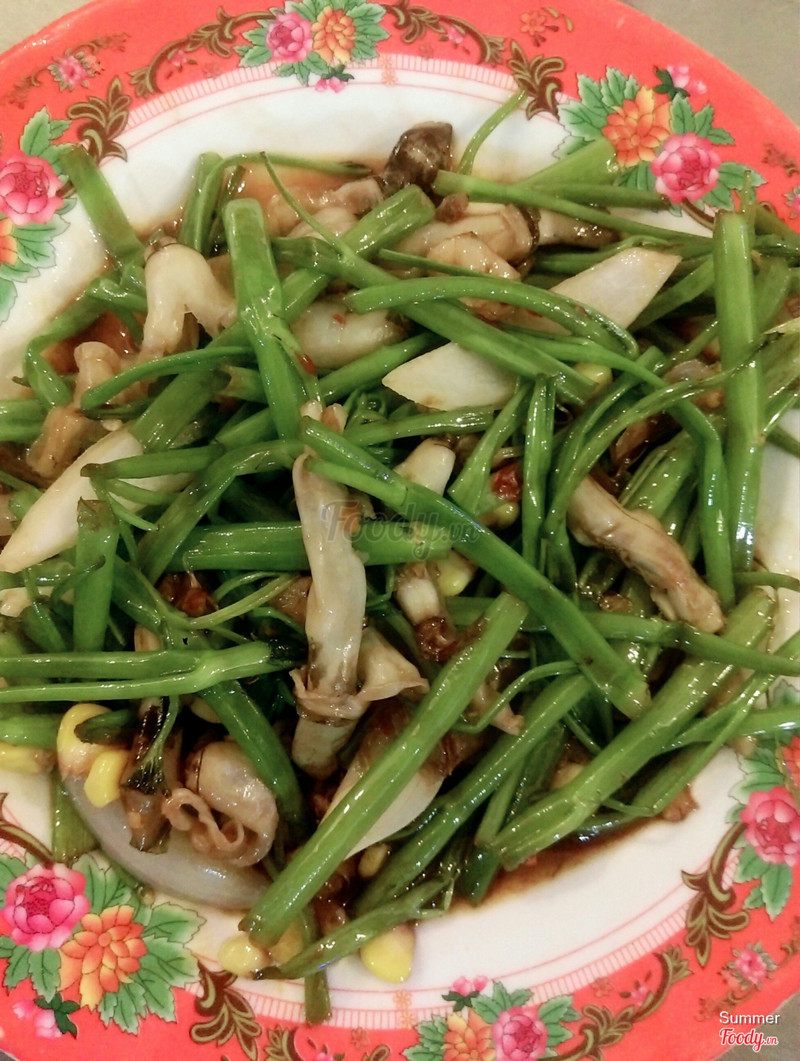 Ốc móng tay xào rau muống