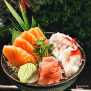 Sashimi cá hồi và bạch tuột