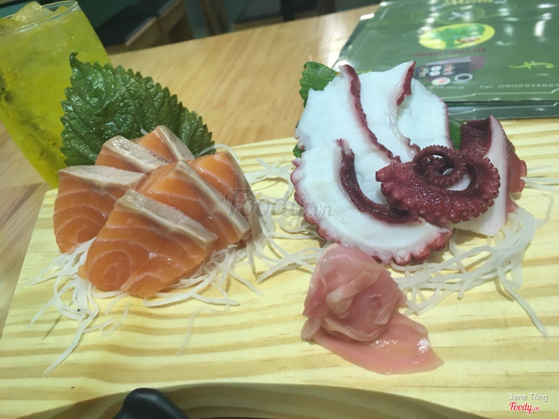 Sashimi cá hồi và bạch tuộc