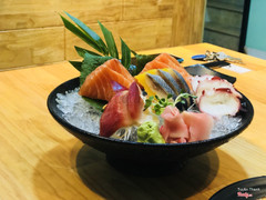 sashimi 4 món. cá hồi cắn ngập răng