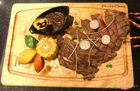 Steak bò nướng dùng kèm rau củ và sốt tiêu