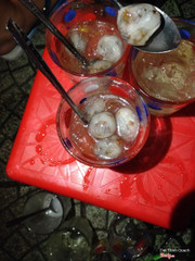 Không có bàn phải lấy ghế để tạm. Mỗi ly đc 4 viên chè. Giá là 10k