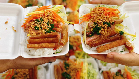 Cô Hương - Bánh Canh Hẹ & Nem Nướng Nha Trang