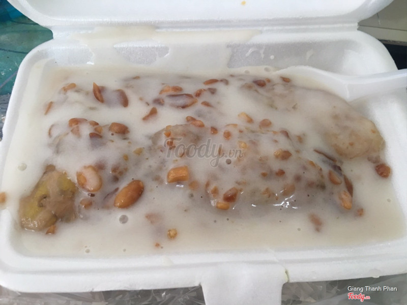 Bánh chuối hấp sau khi chan nước cốt
