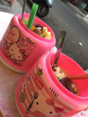 Trà sữa xô Hello Kitty bự quá trời 😂